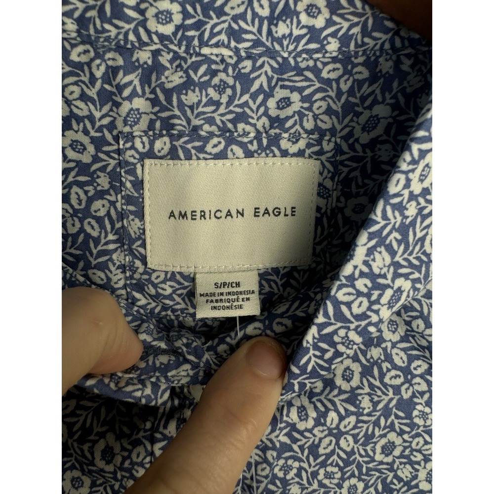 American Eagle NWT 100% Cotton Blue White Floral Print Button-Up Shirt Small - Picture 3 of 16